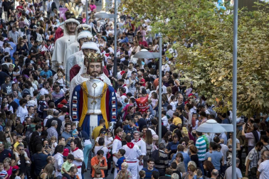 Los Gigantes y cabezudos bailaron en Pamplona con motivo de las fiestas de 2017.
