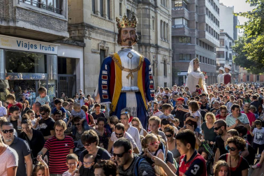 Los Gigantes y cabezudos bailaron en Pamplona con motivo de las fiestas de 2017.