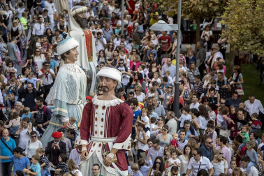 Los Gigantes y cabezudos bailaron en Pamplona con motivo de las fiestas de 2017.