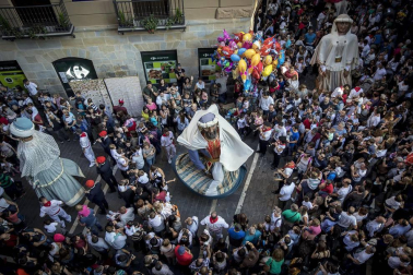 Los Gigantes y cabezudos bailaron en Pamplona con motivo de las fiestas de 2017.