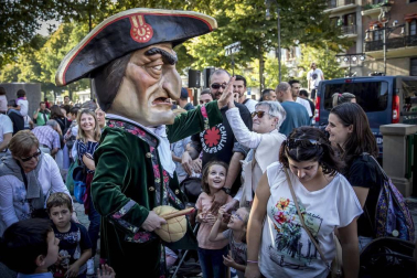 Los Gigantes y cabezudos bailaron en Pamplona con motivo de las fiestas de 2017.