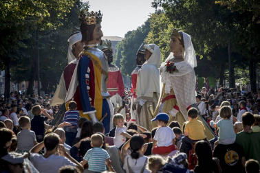 Los Gigantes y cabezudos bailaron en Pamplona con motivo de las fiestas de 2017.
