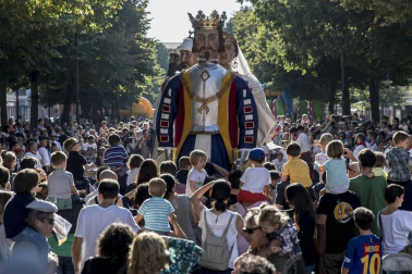 Los Gigantes y cabezudos bailaron en Pamplona con motivo de las fiestas de 2017.