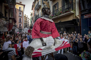 Los Gigantes y cabezudos bailaron en Pamplona con motivo de las fiestas de 2017.