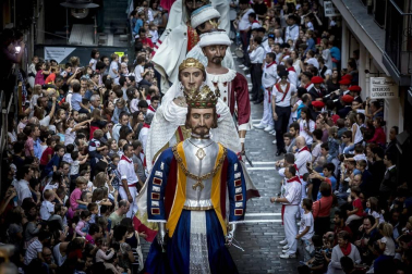 Los Gigantes y cabezudos bailaron en Pamplona con motivo de las fiestas de 2017.