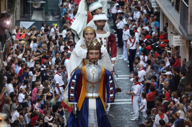 Los Gigantes y cabezudos bailaron en Pamplona con motivo de las fiestas de 2017.