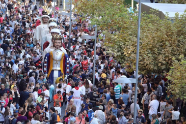 Los Gigantes y cabezudos bailaron en Pamplona con motivo de las fiestas de 2017.