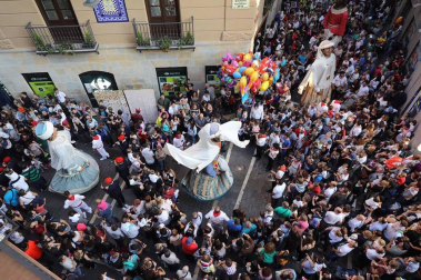 Los Gigantes y cabezudos bailaron en Pamplona con motivo de las fiestas de 2017.