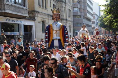 Los Gigantes y cabezudos bailaron en Pamplona con motivo de las fiestas de 2017.