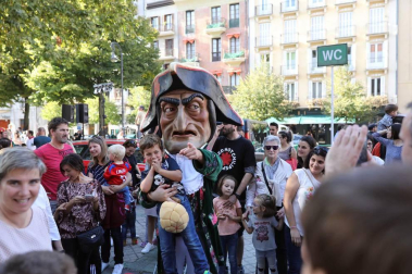 Los Gigantes y cabezudos bailaron en Pamplona con motivo de las fiestas de 2017.