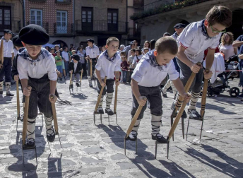 En la XXXIV edición de la Carrera de Layas de Puente la Reina, celebrada este domingo, participaron alrededor de 60 corredores