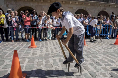 En la XXXIV edición de la Carrera de Layas de Puente la Reina, celebrada este domingo, participaron alrededor de 60 corredores