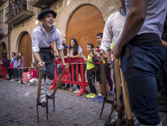 En la XXXIV edición de la Carrera de Layas de Puente la Reina, celebrada este domingo, participaron alrededor de 60 corredores