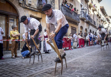 En la XXXIV edición de la Carrera de Layas de Puente la Reina, celebrada este domingo, participaron alrededor de 60 corredores
