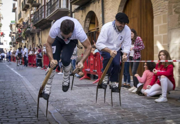 En la XXXIV edición de la Carrera de Layas de Puente la Reina, celebrada este domingo, participaron alrededor de 60 corredores