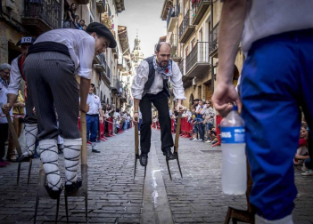 En la XXXIV edición de la Carrera de Layas de Puente la Reina, celebrada este domingo, participaron alrededor de 60 corredores