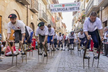 En la XXXIV edición de la Carrera de Layas de Puente la Reina, celebrada este domingo, participaron alrededor de 60 corredores