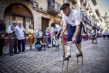 En la XXXIV edición de la Carrera de Layas de Puente la Reina, celebrada este domingo, participaron alrededor de 60 corredores