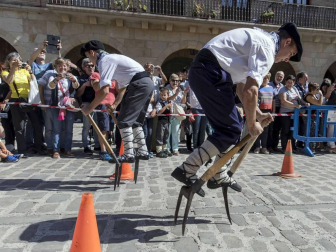 En la XXXIV edición de la Carrera de Layas de Puente la Reina, celebrada este domingo, participaron alrededor de 60 corredores
