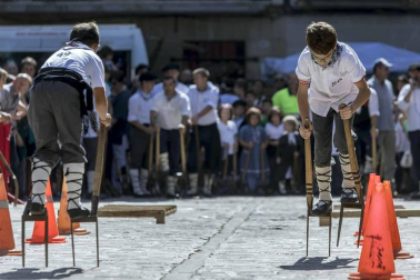 En la XXXIV edición de la Carrera de Layas de Puente la Reina, celebrada este domingo, participaron alrededor de 60 corredores