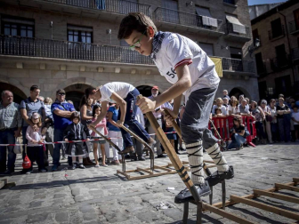 En la XXXIV edición de la Carrera de Layas de Puente la Reina, celebrada este domingo, participaron alrededor de 60 corredores