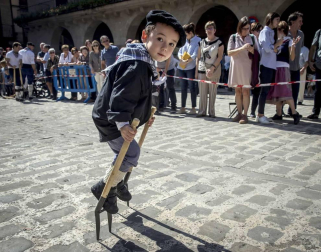 En la XXXIV edición de la Carrera de Layas de Puente la Reina, celebrada este domingo, participaron alrededor de 60 corredores