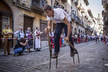 En la XXXIV edición de la Carrera de Layas de Puente la Reina, celebrada este domingo, participaron alrededor de 60 corredores