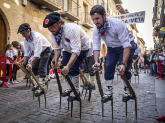En la XXXIV edición de la Carrera de Layas de Puente la Reina, celebrada este domingo, participaron alrededor de 60 corredores