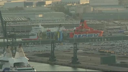 Tapan con lonas el dibujo de Piolín del barco de la Policía Nacional en Barcelona
