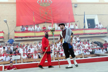 De todos los que se celebran en la Ribera, el Paloteado de Cortes es el que cuenta con mayor arraigo histórico con unos orígenes que se remontan a finales del siglo XIX.