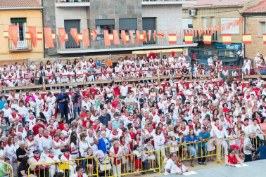 De todos los que se celebran en la Ribera, el Paloteado de Cortes es el que cuenta con mayor arraigo histórico con unos orígenes que se remontan a finales del siglo XIX.