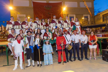 De todos los que se celebran en la Ribera, el Paloteado de Cortes es el que cuenta con mayor arraigo histórico con unos orígenes que se remontan a finales del siglo XIX.