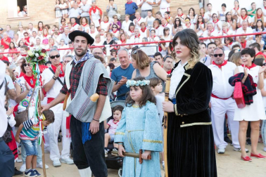 De todos los que se celebran en la Ribera, el Paloteado de Cortes es el que cuenta con mayor arraigo histórico con unos orígenes que se remontan a finales del siglo XIX.