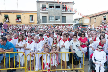 De todos los que se celebran en la Ribera, el Paloteado de Cortes es el que cuenta con mayor arraigo histórico con unos orígenes que se remontan a finales del siglo XIX.