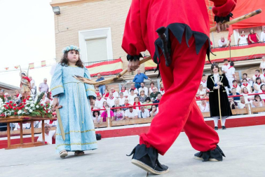 De todos los que se celebran en la Ribera, el Paloteado de Cortes es el que cuenta con mayor arraigo histórico con unos orígenes que se remontan a finales del siglo XIX.