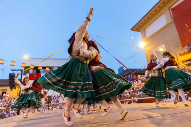 De todos los que se celebran en la Ribera, el Paloteado de Cortes es el que cuenta con mayor arraigo histórico con unos orígenes que se remontan a finales del siglo XIX.