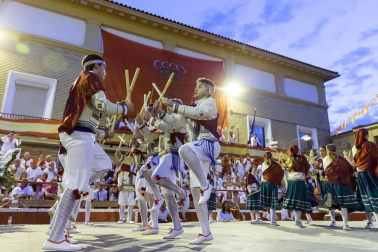 De todos los que se celebran en la Ribera, el Paloteado de Cortes es el que cuenta con mayor arraigo histórico con unos orígenes que se remontan a finales del siglo XIX.