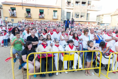 De todos los que se celebran en la Ribera, el Paloteado de Cortes es el que cuenta con mayor arraigo histórico con unos orígenes que se remontan a finales del siglo XIX.