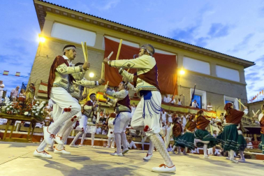 De todos los que se celebran en la Ribera, el Paloteado de Cortes es el que cuenta con mayor arraigo histórico con unos orígenes que se remontan a finales del siglo XIX.