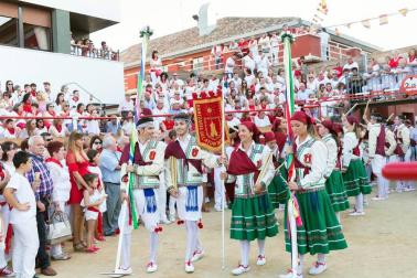De todos los que se celebran en la Ribera, el Paloteado de Cortes es el que cuenta con mayor arraigo histórico con unos orígenes que se remontan a finales del siglo XIX.