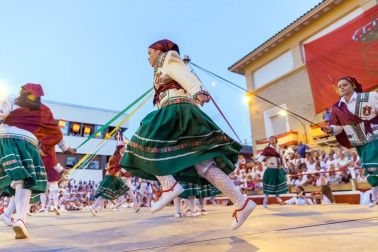 De todos los que se celebran en la Ribera, el Paloteado de Cortes es el que cuenta con mayor arraigo histórico con unos orígenes que se remontan a finales del siglo XIX.
