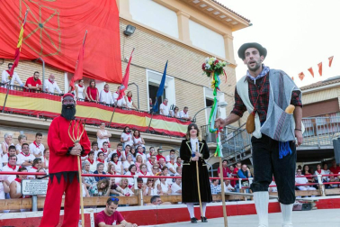 De todos los que se celebran en la Ribera, el Paloteado de Cortes es el que cuenta con mayor arraigo histórico con unos orígenes que se remontan a finales del siglo XIX.