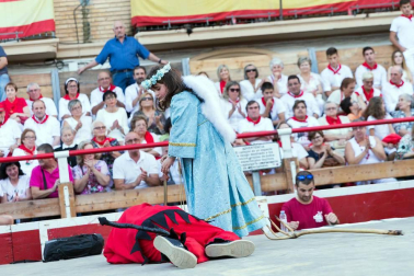 De todos los que se celebran en la Ribera, el Paloteado de Cortes es el que cuenta con mayor arraigo histórico con unos orígenes que se remontan a finales del siglo XIX.