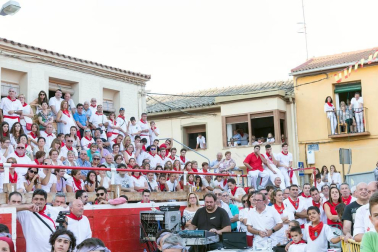 De todos los que se celebran en la Ribera, el Paloteado de Cortes es el que cuenta con mayor arraigo histórico con unos orígenes que se remontan a finales del siglo XIX.
