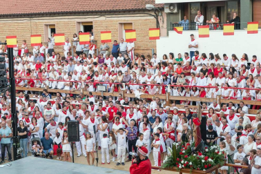 De todos los que se celebran en la Ribera, el Paloteado de Cortes es el que cuenta con mayor arraigo histórico con unos orígenes que se remontan a finales del siglo XIX.