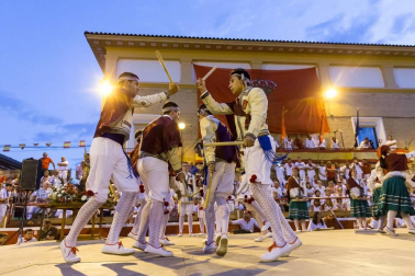 De todos los que se celebran en la Ribera, el Paloteado de Cortes es el que cuenta con mayor arraigo histórico con unos orígenes que se remontan a finales del siglo XIX.