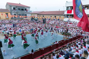 De todos los que se celebran en la Ribera, el Paloteado de Cortes es el que cuenta con mayor arraigo histórico con unos orígenes que se remontan a finales del siglo XIX.
