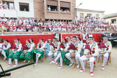 De todos los que se celebran en la Ribera, el Paloteado de Cortes es el que cuenta con mayor arraigo histórico con unos orígenes que se remontan a finales del siglo XIX.