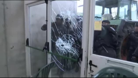 La Guardia Civil irrumpe en el colegio electoral de Puigdemont