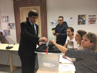 Momento en el que el presidente de la Generalitat, Carles Puigdemont, vota en un colegio electoral de Cornellà de Terri (Girona).